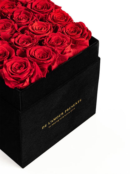 Kwadratowy Welurowy Flower Box 16 róż z Wiecznymi